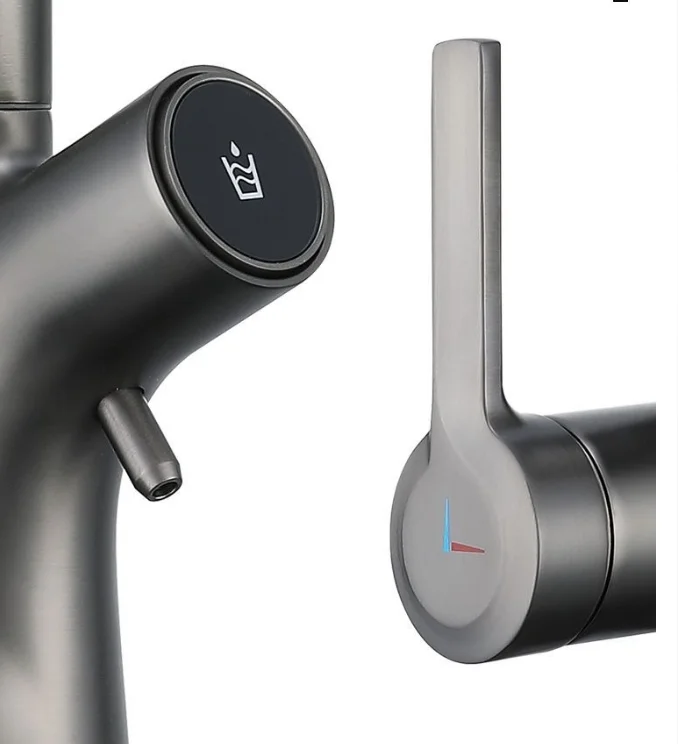 Zinc Alloy Deck-Mounted Pull-Out Kitchen Faucet